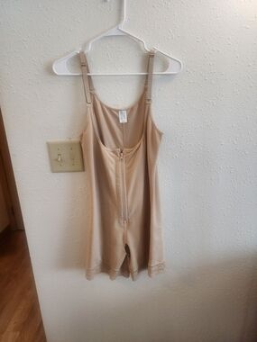 NWOT Women's Nude Shapewear/Butt Liftibg Bodysuit with Front Zip & Clasps